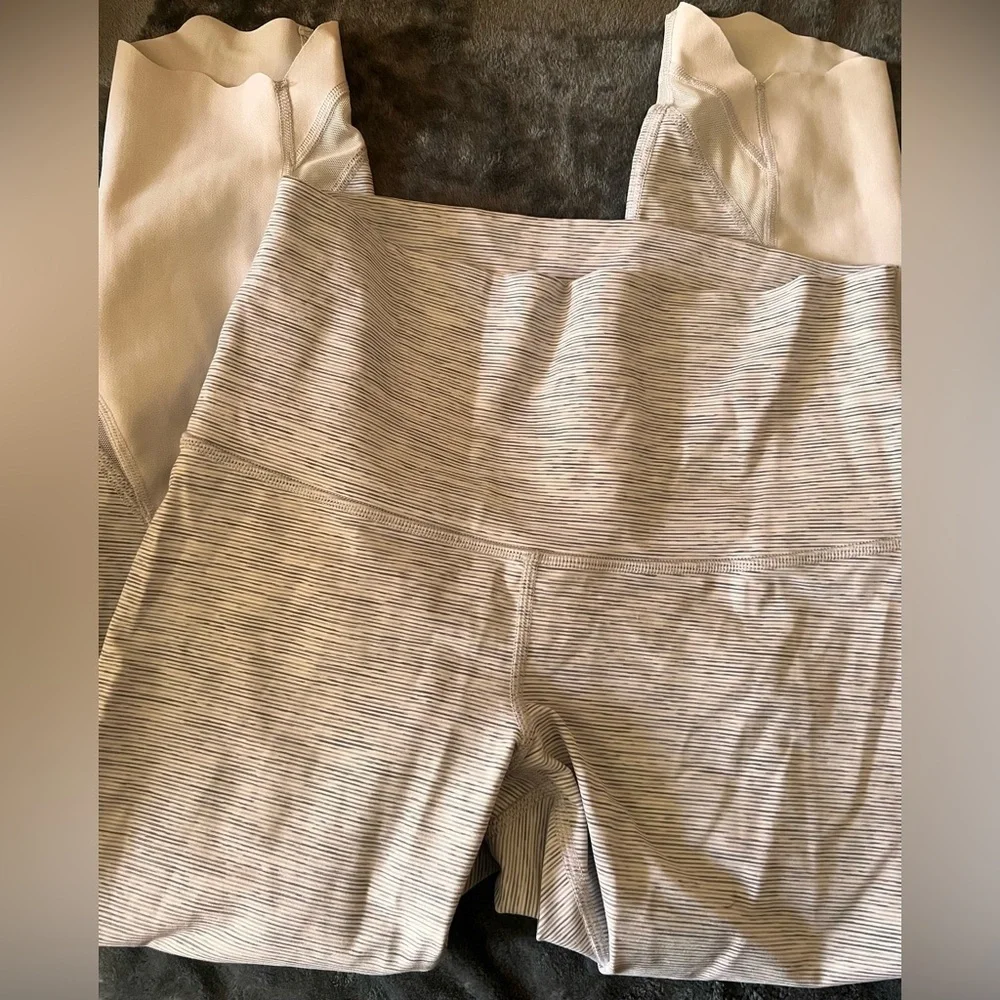 double logo Lululemon Wunder Under Crop II Scallop Luxtreme size 8
